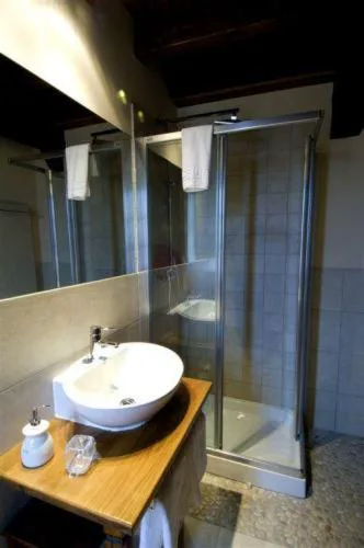 Baño con lavabo sobre encimera y ducha