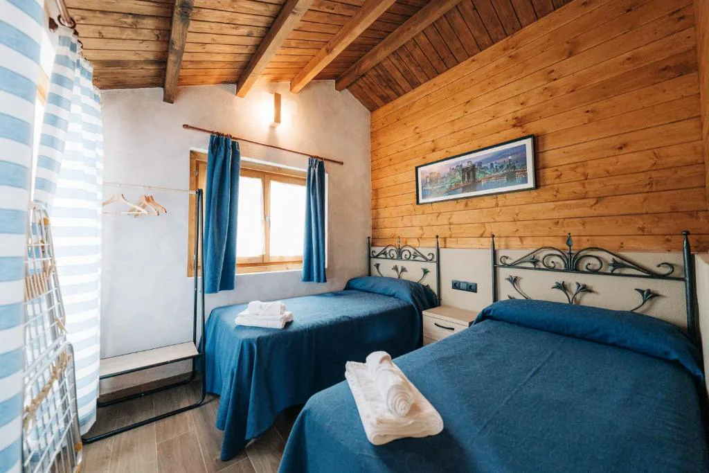 Baño con toallero y bañera junto a paredes de madera