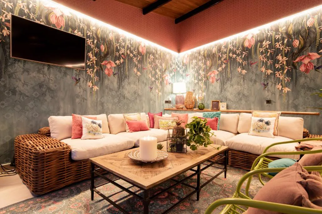 Salón con sofás y luces cálidas