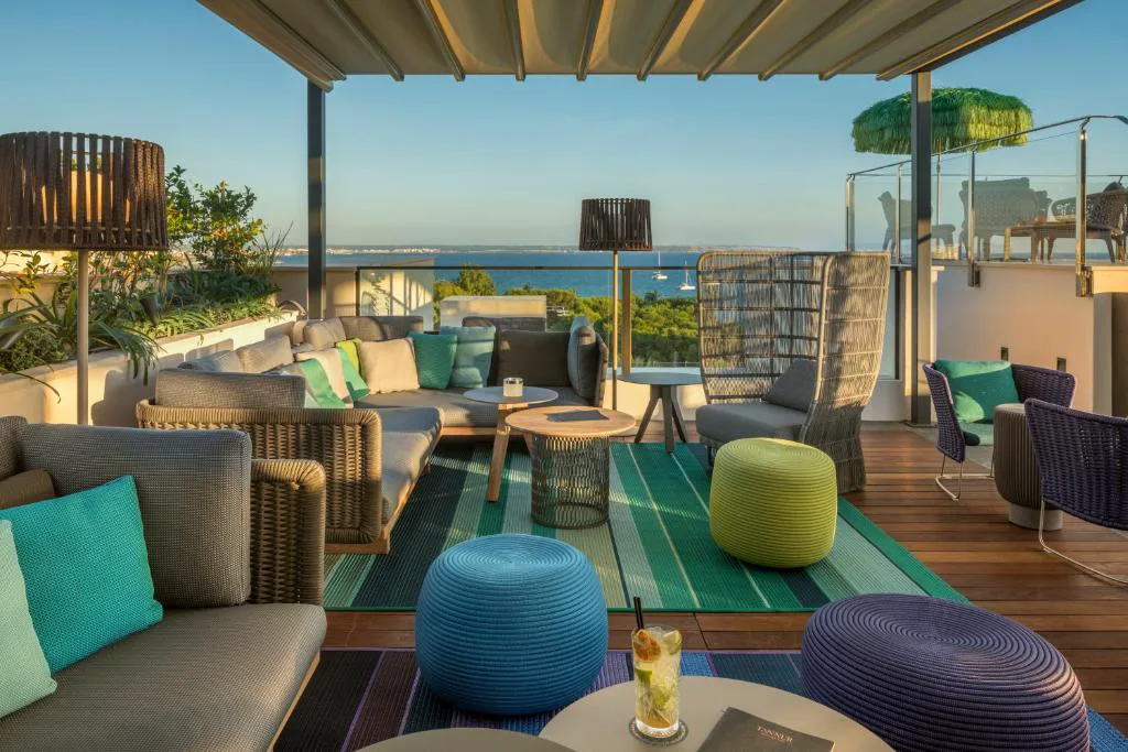 Terraza chill-out con pérgola y vistas a la bahía de Palma al atardecer, El Llorenç Parc de la Mar