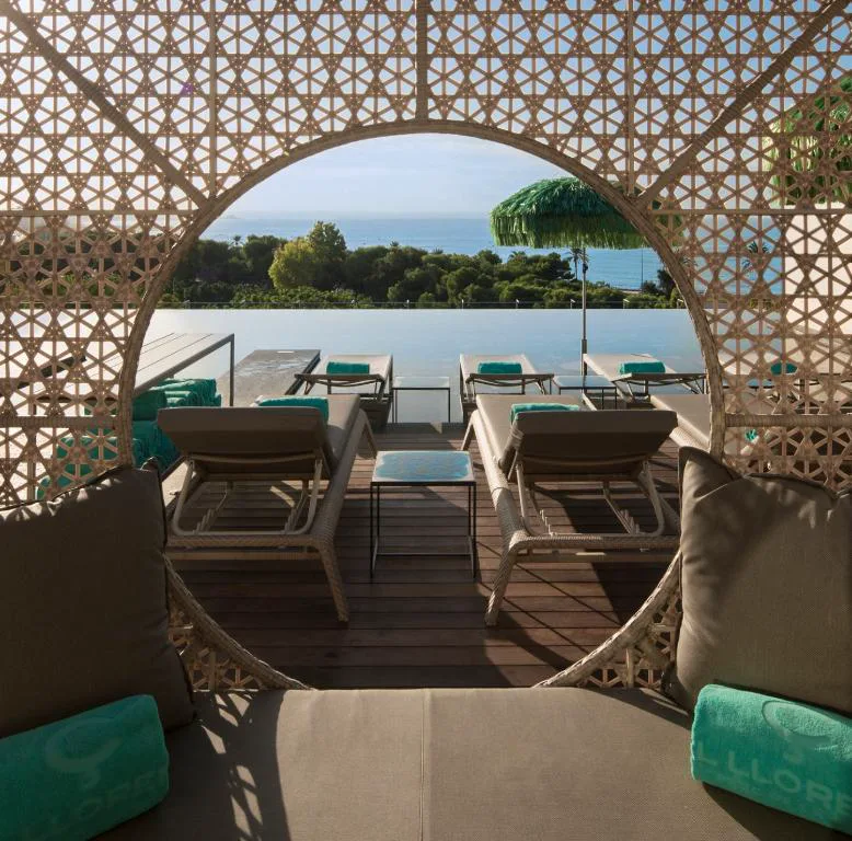 Cabaña de celosía junto a la piscina con vistas al mar entre pinos, El Llorenç Parc de la Mar