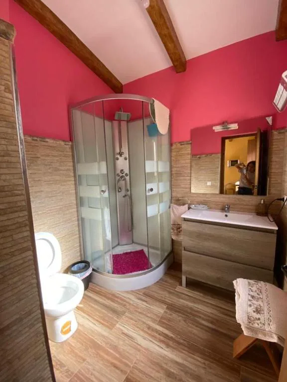 Baño con ducha y paredes de colores