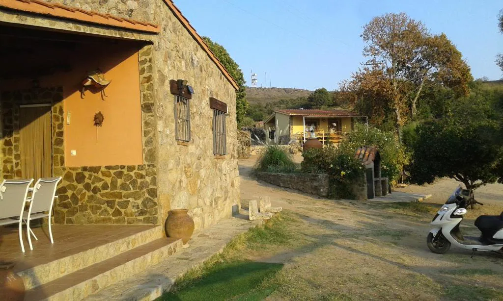Casa de piedra junto a un camino
