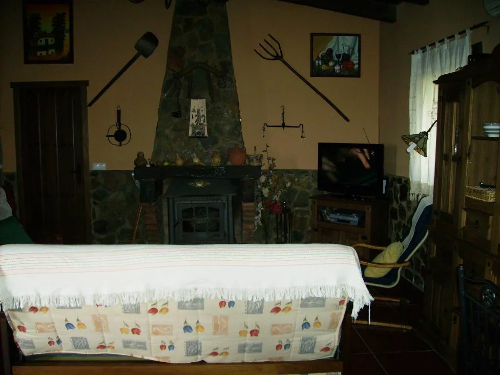 Comedor con mantel de mapas y vigas
