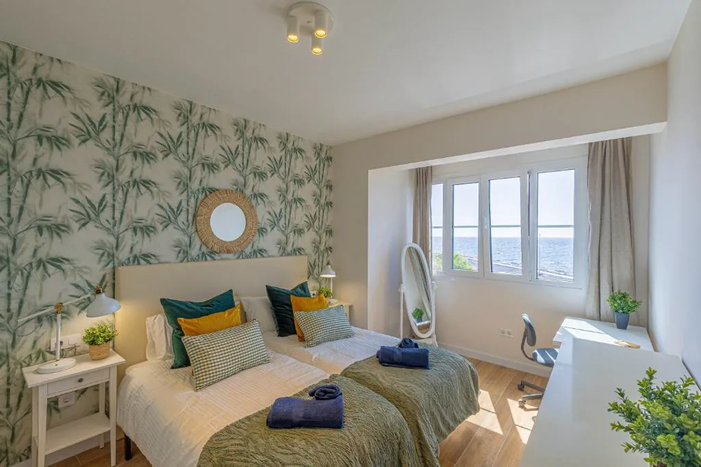 Dormitorio con papel pintado de bambú y ventana con vistas al Atlántico, El Mirador de Julia