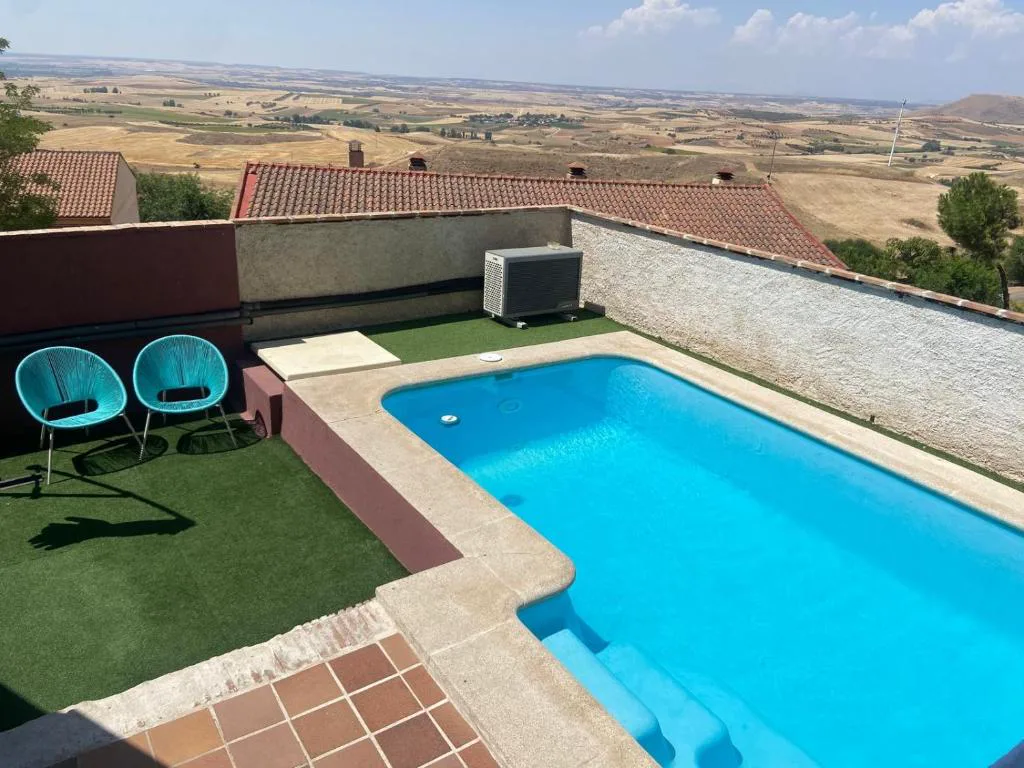 Piscina rectangular en una terraza con vistas a la meseta