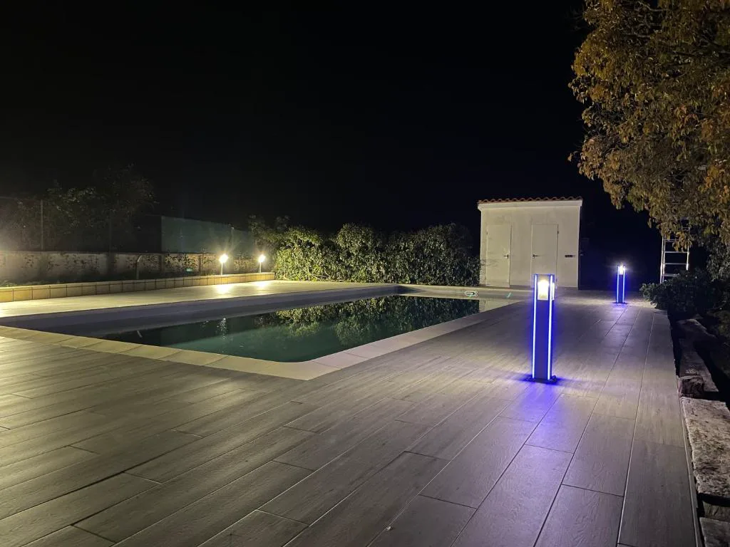 Piscina iluminada de noche con luz azul