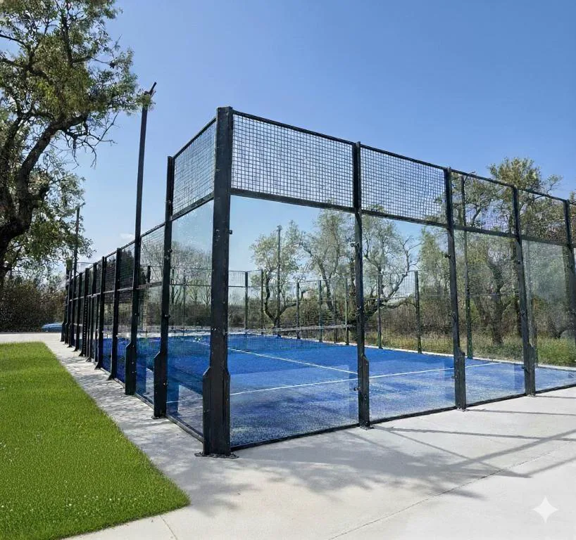 Pista de pádel con valla en el jardín