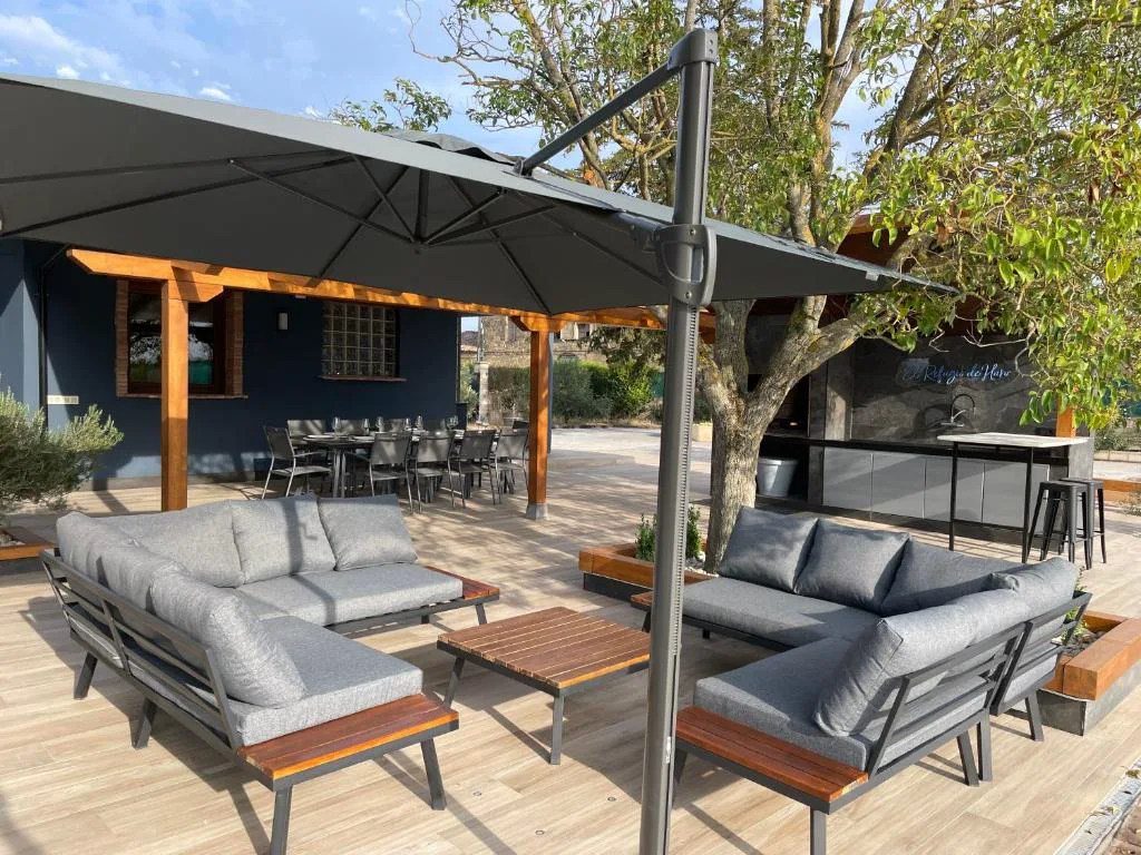 Zona cubierta con sofás junto a la piscina