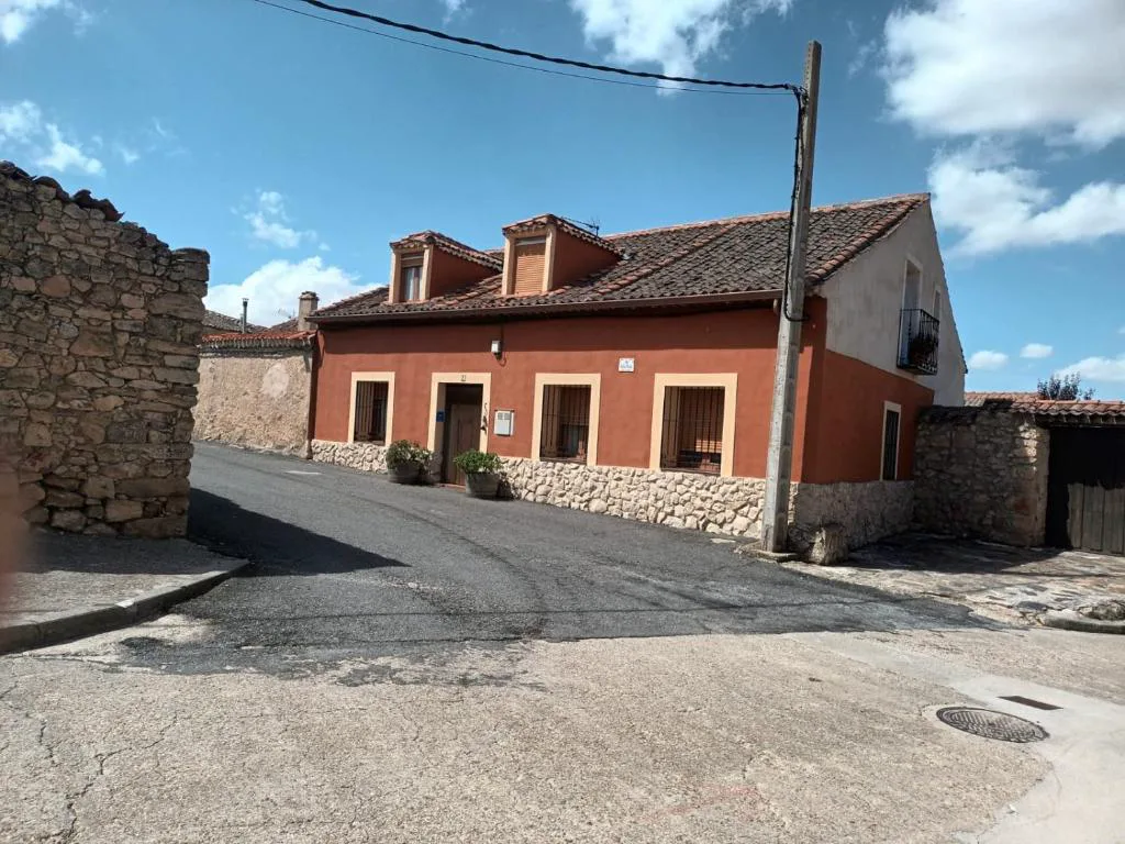 Casa de piedra y ladrillo rojo en una esquina de la calle