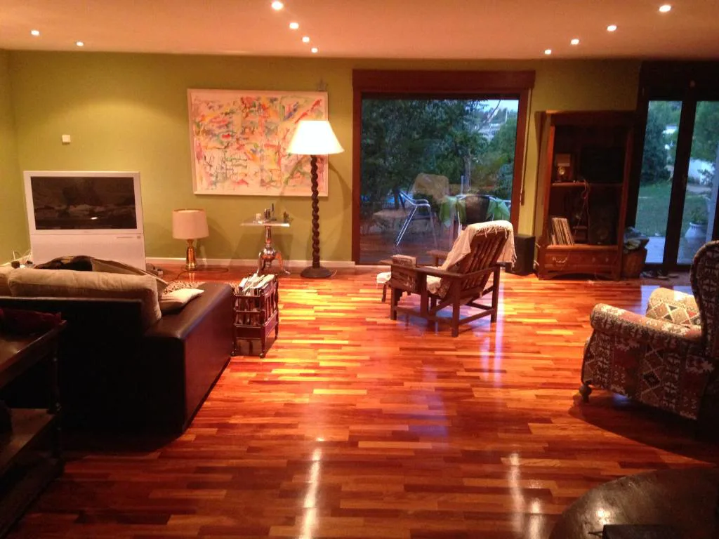 Salón amplio con sofás y ventanal