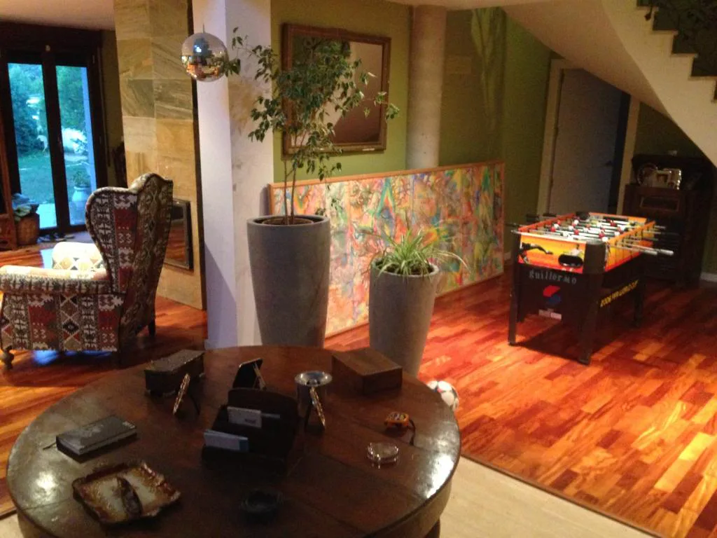 Salón con sofás y suelo de madera