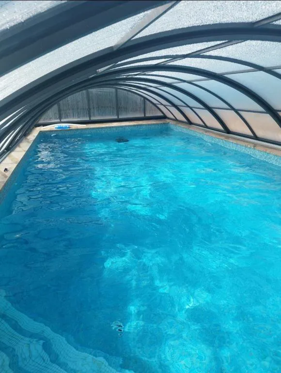 Piscina cubierta con cristal iluminada en tonos verdes