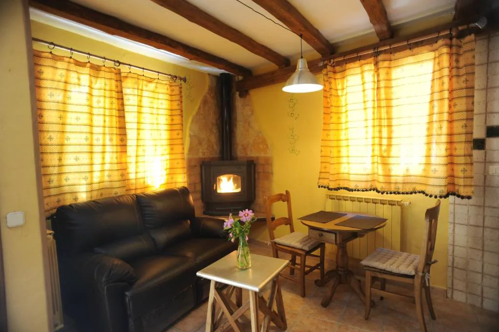 Salón con chimenea y ventanas cubiertas de cortinas