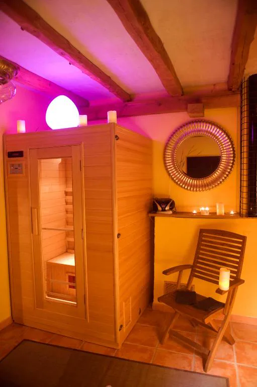 Sauna de madera con luz rosa