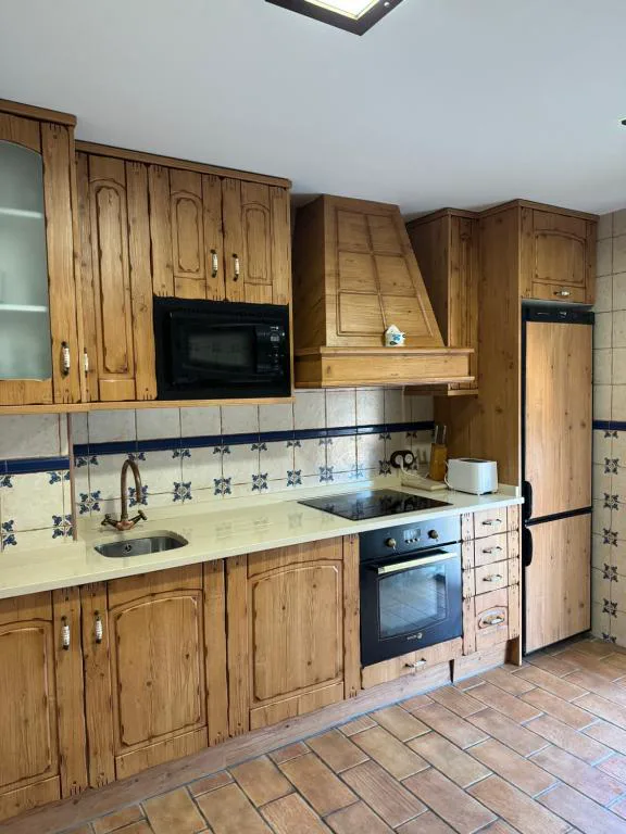 Cocina de madera con electrodomésticos