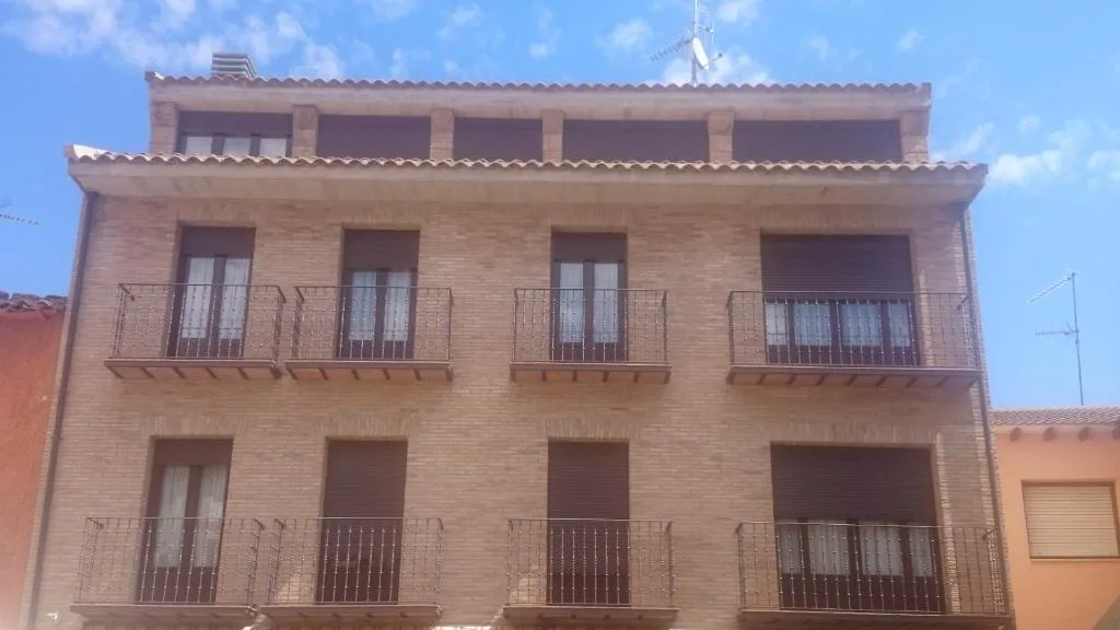 Fachada de ladrillo de un edificio de tres plantas