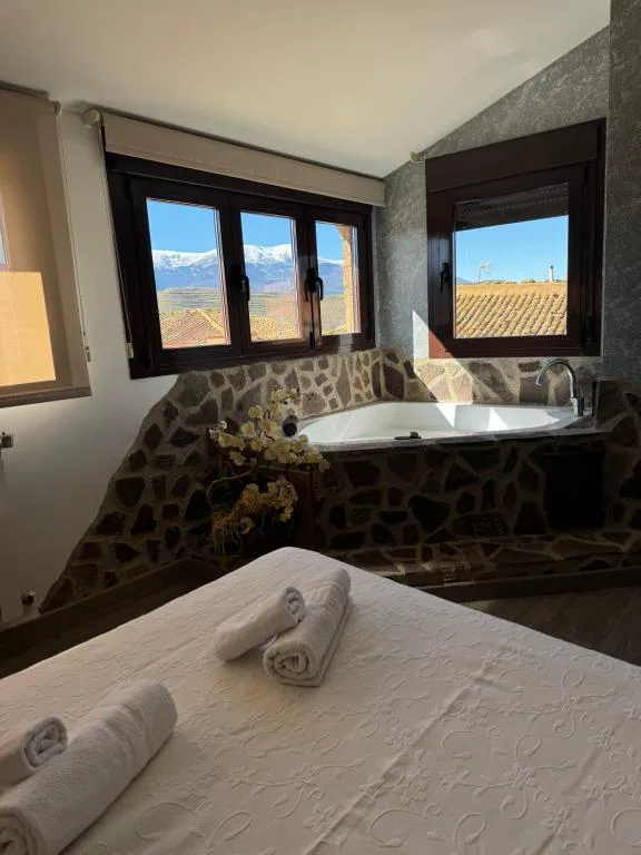 Habitación con ventana y ropa de cama de leopardo