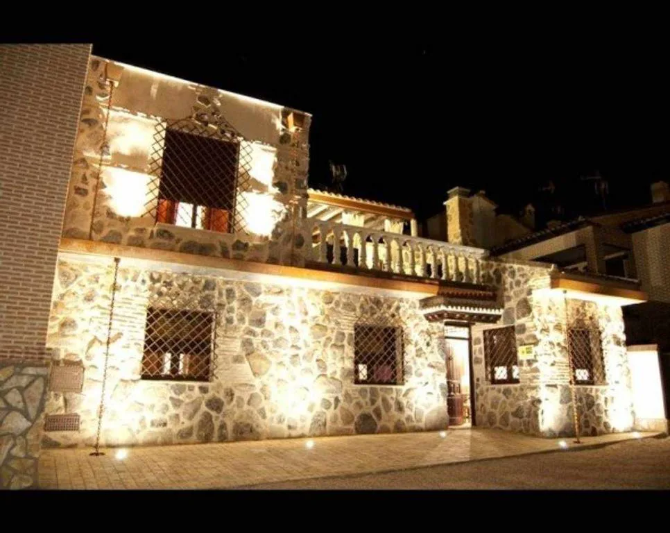 Fachada de piedra iluminada con balcón