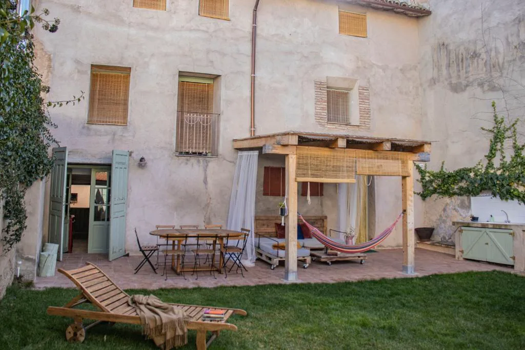 Casa con porche de madera y jardín de césped