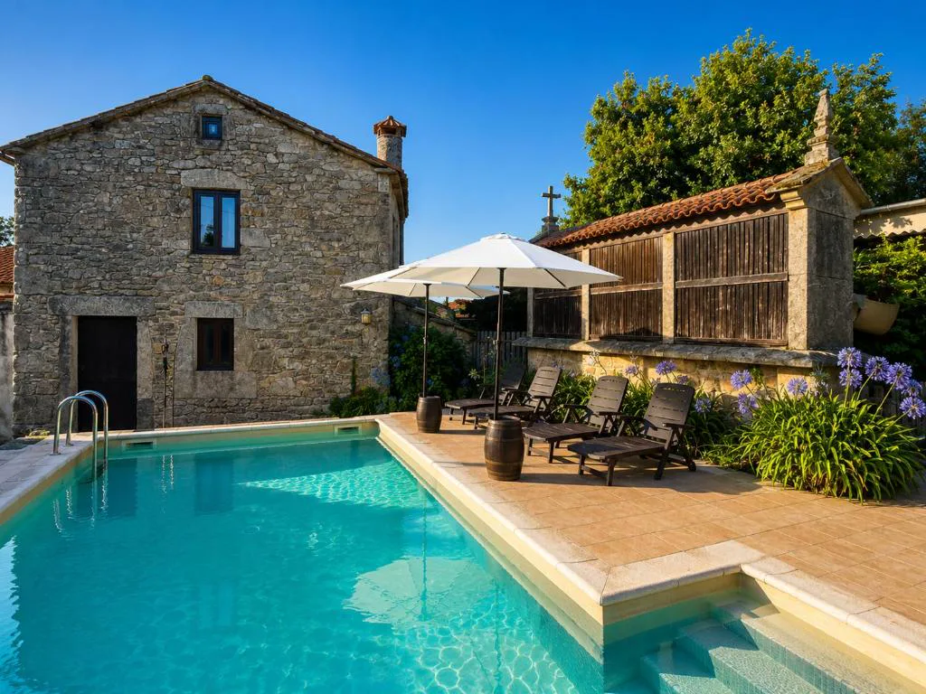 Piscina exterior junto a la casa de piedra tradicional gallega, Elemergia
