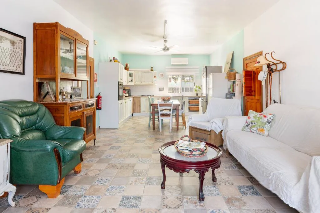 Salón con cocina abierta y sofás