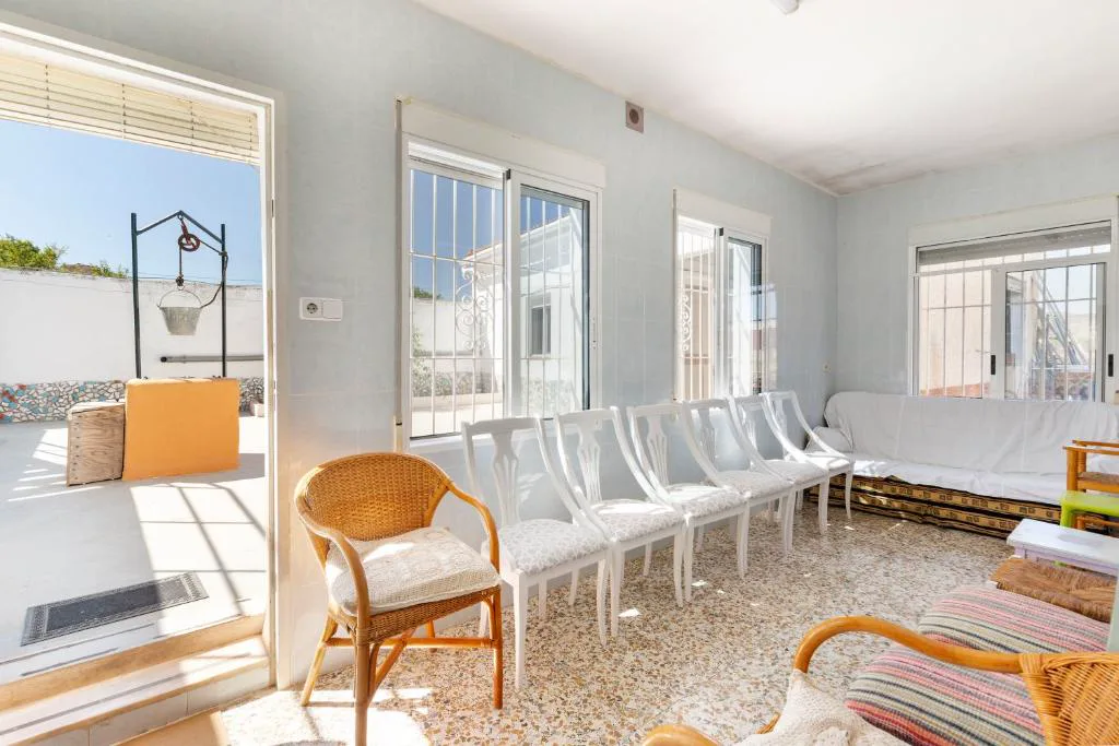 Salón luminoso con sofá blanco