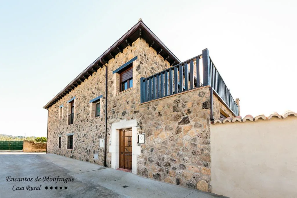 Casa de piedra de dos plantas con cristalera