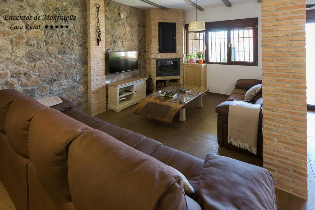 Salón con sofás y chimenea