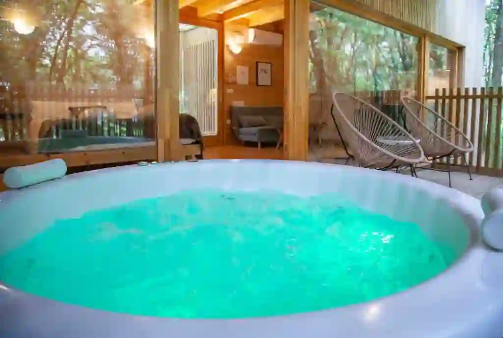 Bañera de hidromasaje exterior con vistas al bosque, Enoturismo María Manuela