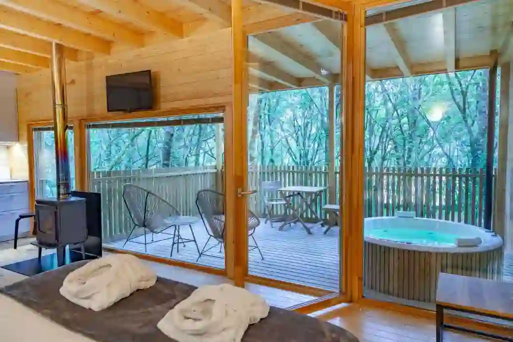 Chimenea de leña junto a la terraza con bañera de hidromasaje, Enoturismo María Manuela