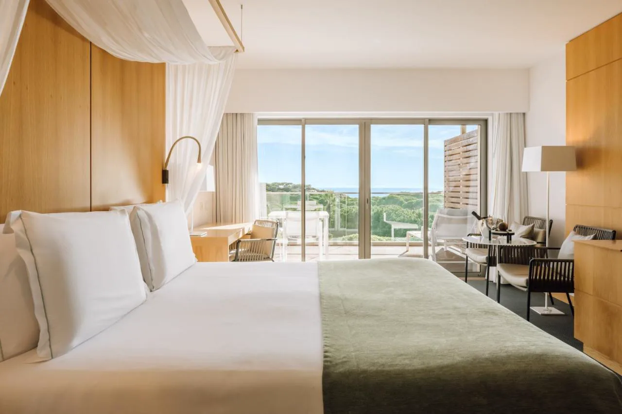 Suite con dosel y vistas al mar en EPIC SANA Algarve