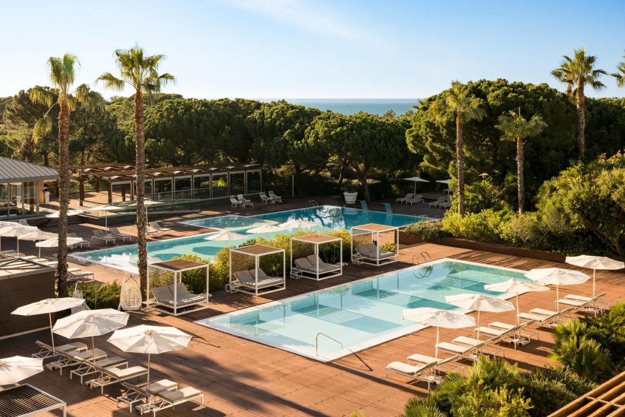 Piscinas entre pinares de EPIC SANA Algarve con vistas al Atlántico