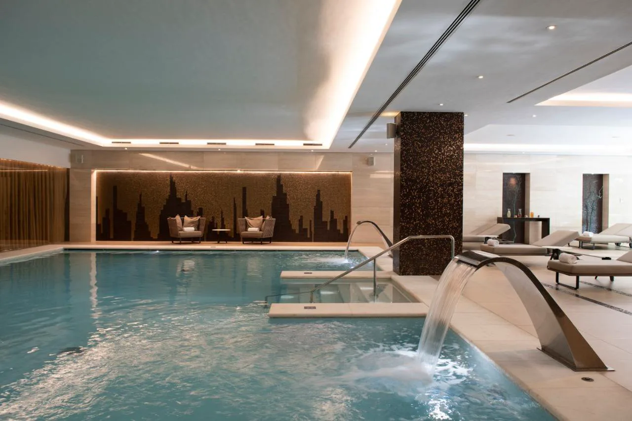 Piscina cubierta del spa de EPIC SANA Lisboa con mosaico de skyline