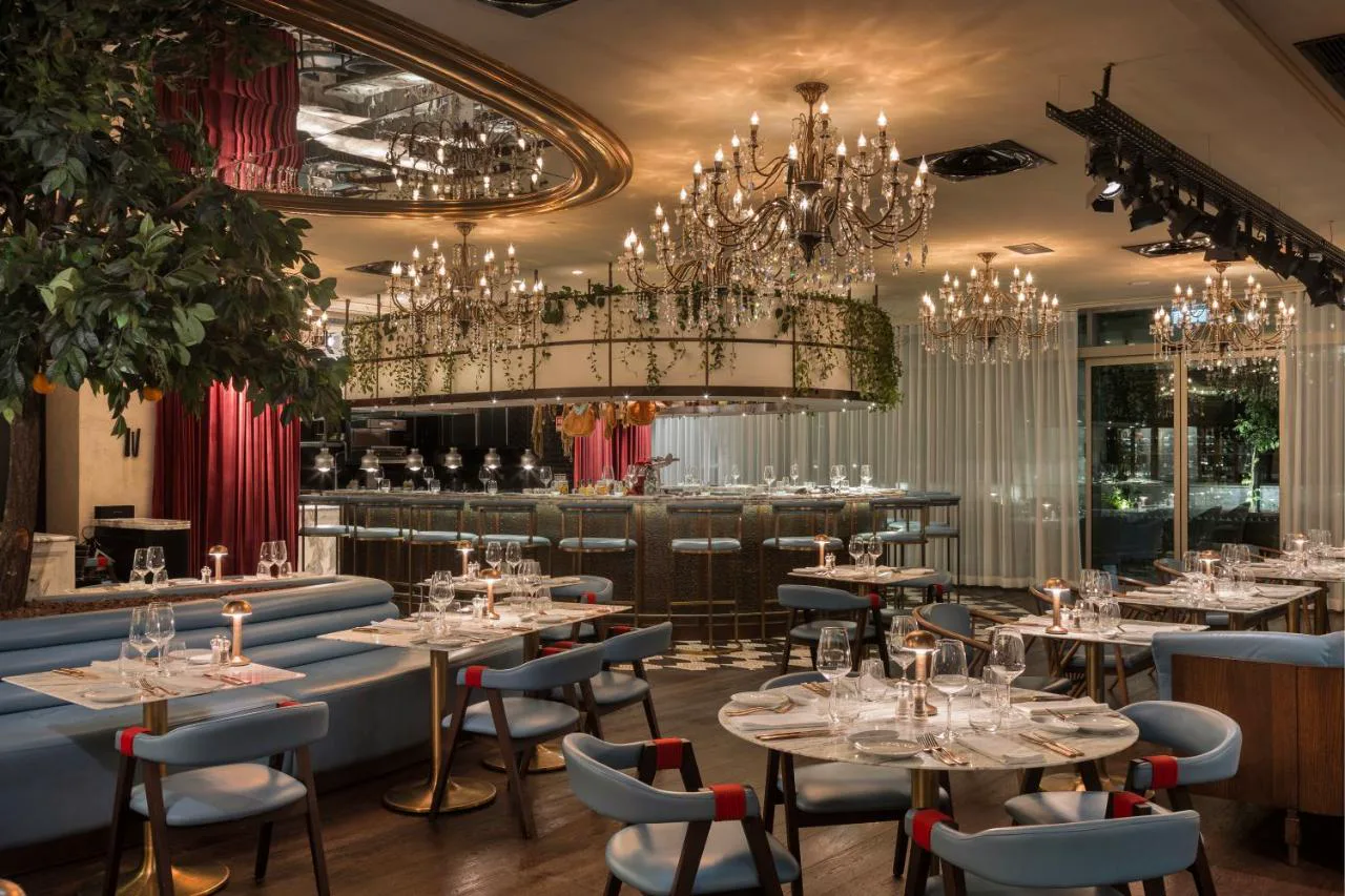 Restaurante con lámparas de araña en EPIC SANA Marquês
