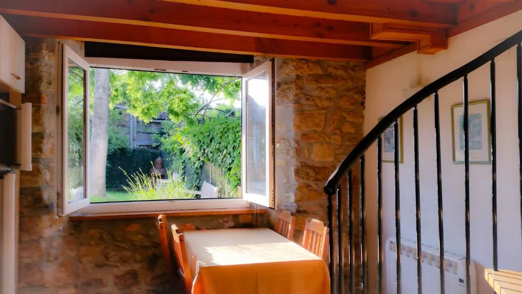 Comedor con mesas largas de madera