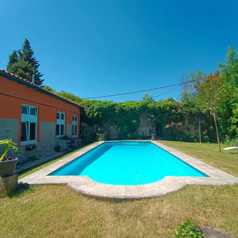 Piscina vista desde el jardín con árboles alrededor