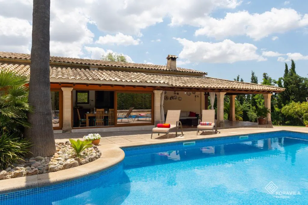 Finca tradicional mallorquina con piscina y porche de tejas, Es Pou de Biniamar, en Selva, al pie de la Serra de Tramuntana