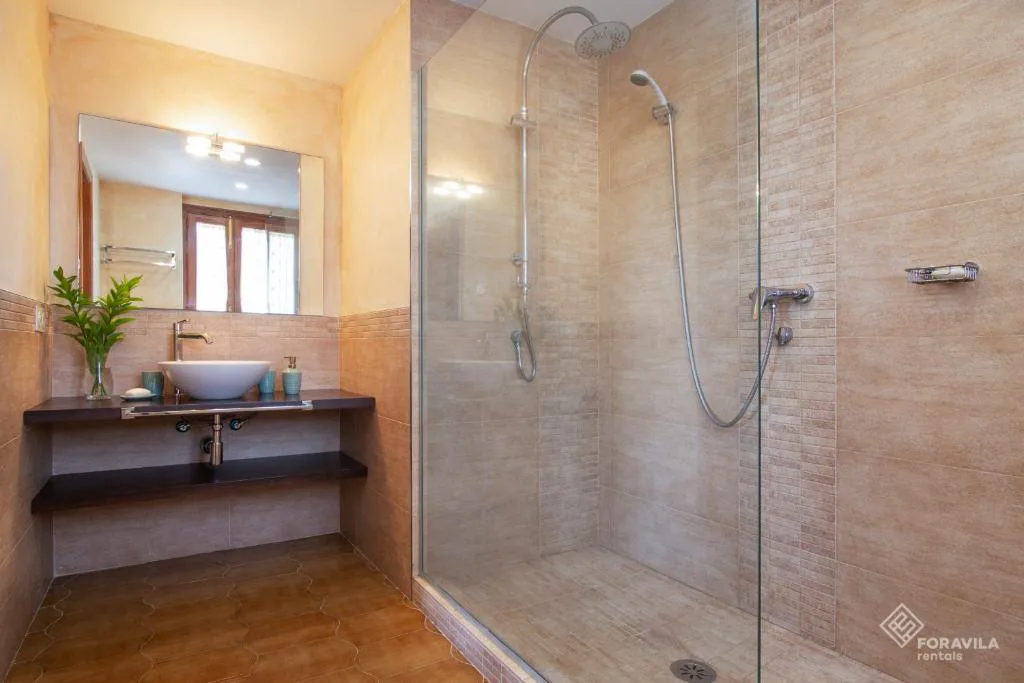 Baño moderno con ducha de obra y lavabo de piedra, Es Pou de Biniamar