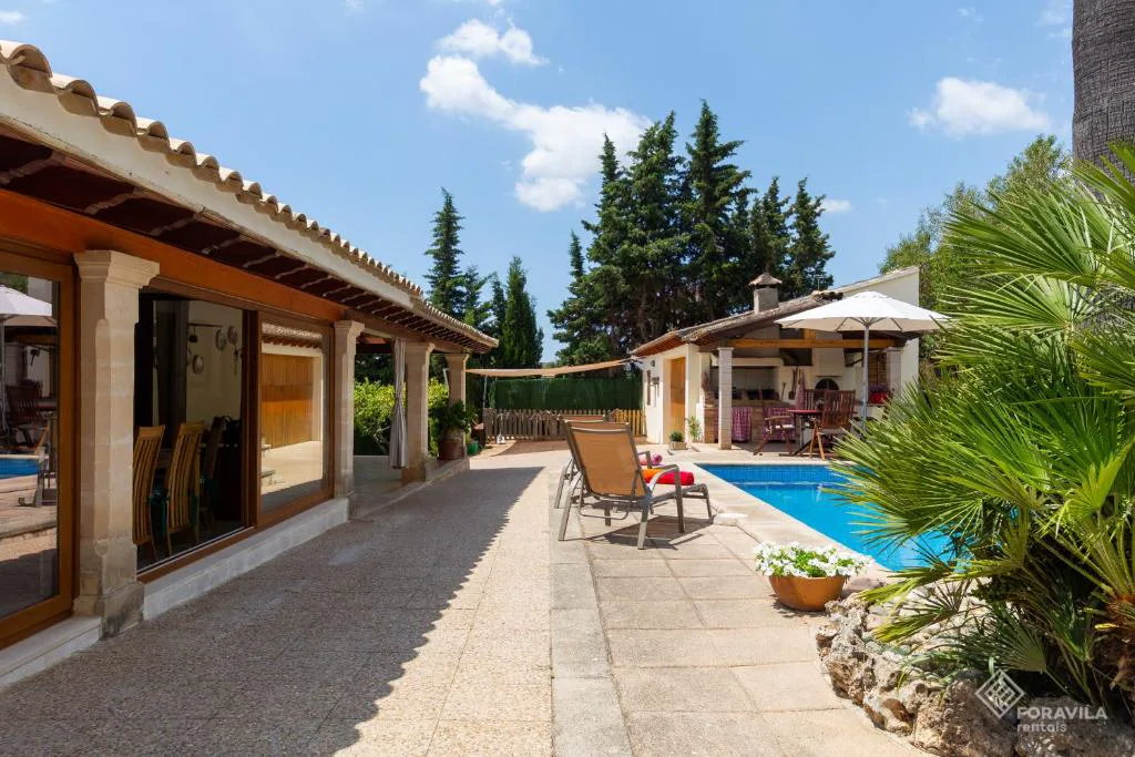 Piscina privada junto al porche de tejas con vistas al jardín, Es Pou de Biniamar