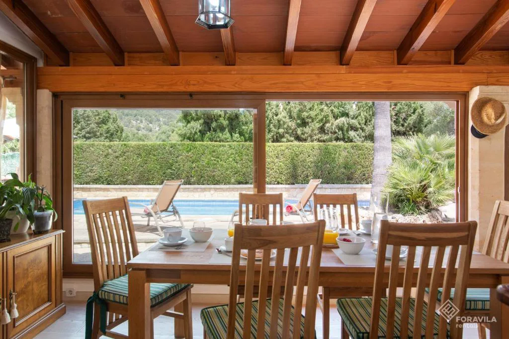 Desayuno en la terraza acristalada con vistas a la piscina y al campo, Es Pou de Biniamar