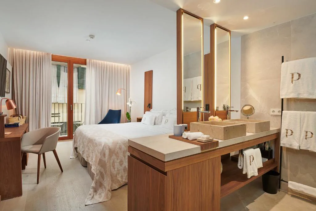 Baño de suite con doble lavabo de piedra y grifería dorada, Es Princep