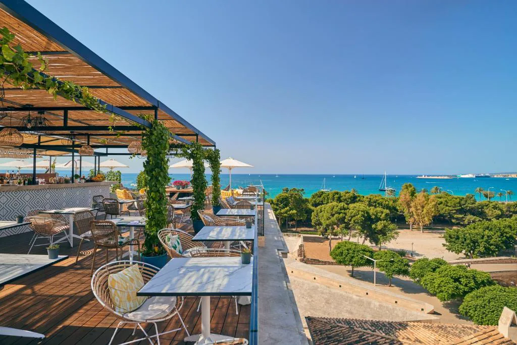 Terraza en la azotea con mesas y vistas al puerto de Palma, Es Princep