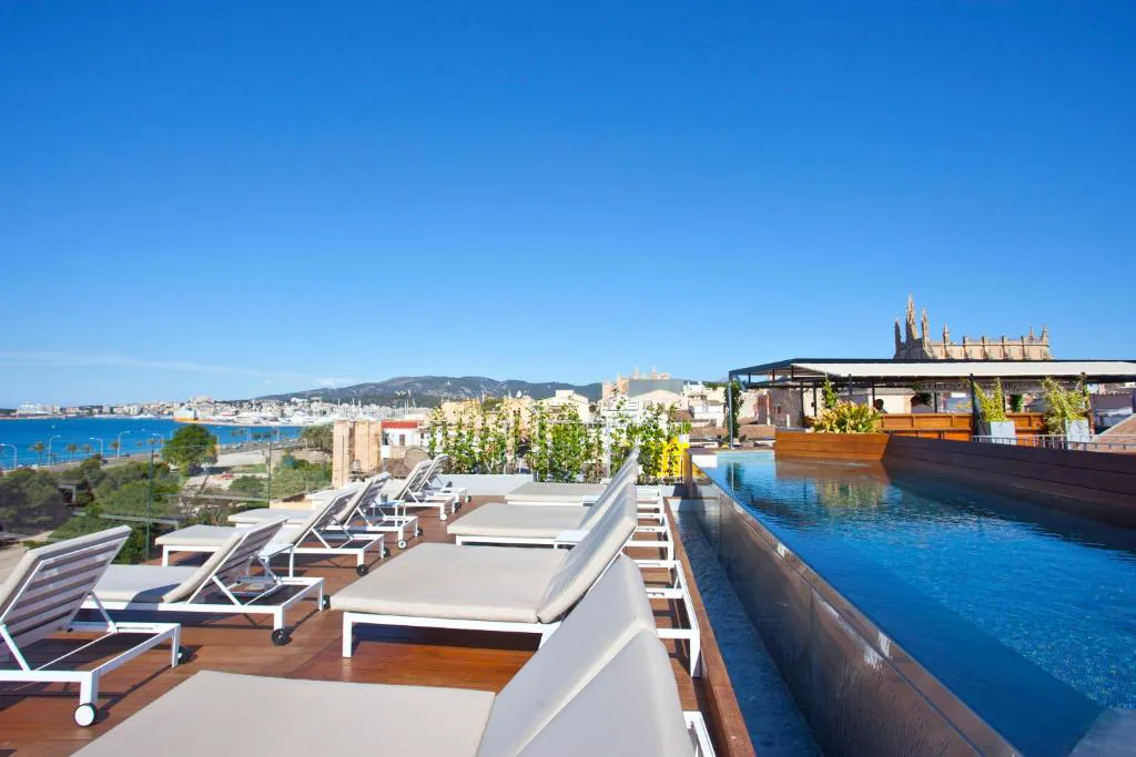 Piscina en la azotea de Es Princep con vistas a la Catedral de Mallorca y la bahía de Palma