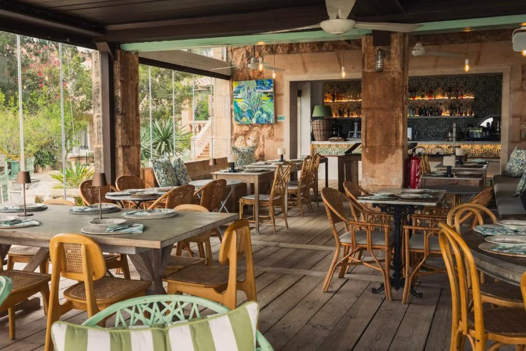 Restaurante con techo de madera y decoración rústica mediterránea, Finca Hotel Rural Es Turó