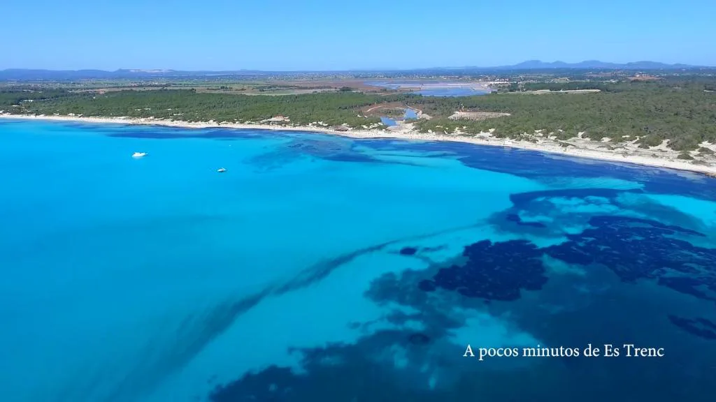 Vista aérea de la costa turquesa cerca de Es Trenc, a pocos minutos de la finca