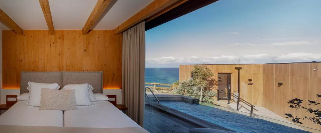 Habitación con cama frente a la piscina privada y vistas al Atlántico, Espazo Nature