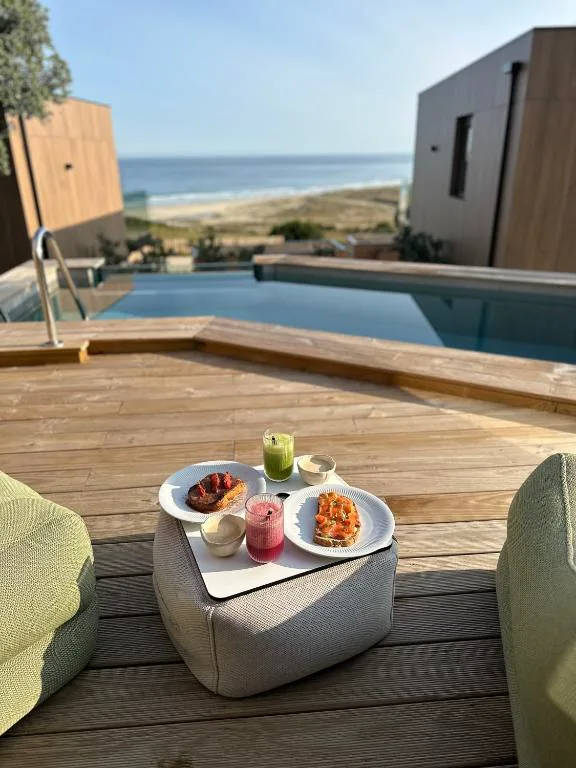 Desayuno servido junto a la piscina privada con vistas a la playa de Razo, Espazo Nature