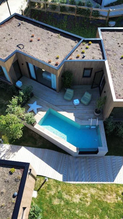 Vista aérea de la terraza con piscina privada entre las suites de madera, Espazo Nature