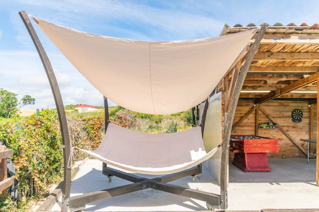 Hamaca bajo un toldo en una terraza de madera